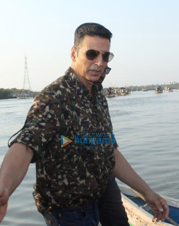 Akshay Kumar, Disha Patani and Aditya Roy Kapur spotted in Versova Akshay Kumar, Disha Patani and Aditya Roy Kapur spotted in Versova