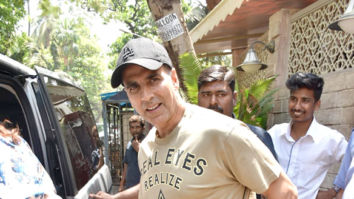 Akshay Kumar snapped with his family at Bayroute, Juhu