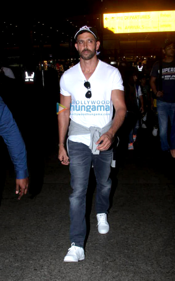 alia bhatt hrithik roshan ajay devgn and others snapped at the airport 2