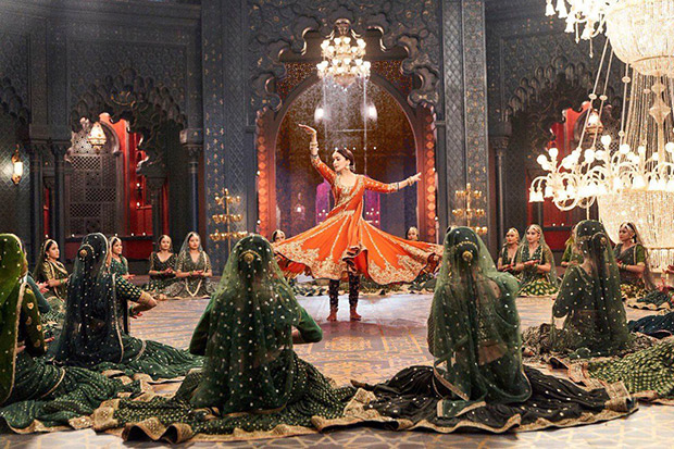 Kalank - ‘Tabah Ho Gayi’ will be a treat for Madhuri Dixit fans as they will see the actress perform Kathak yet again! 