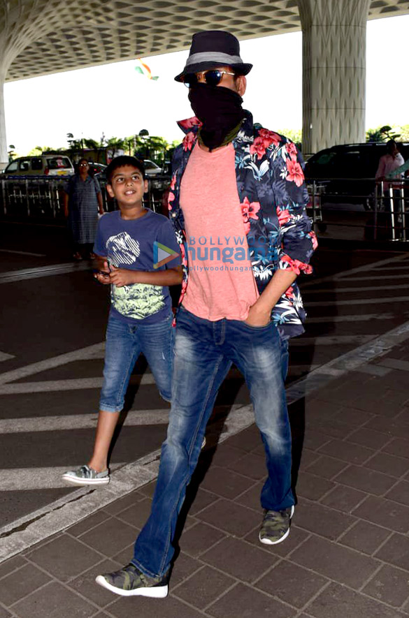 irrfan khan snapped at the mumbai airport 6
