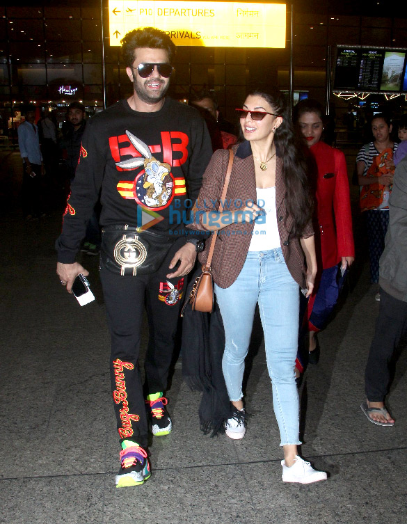 jacqueline fernandez maniesh paul karisma kapoor and others snapped at the airport 6