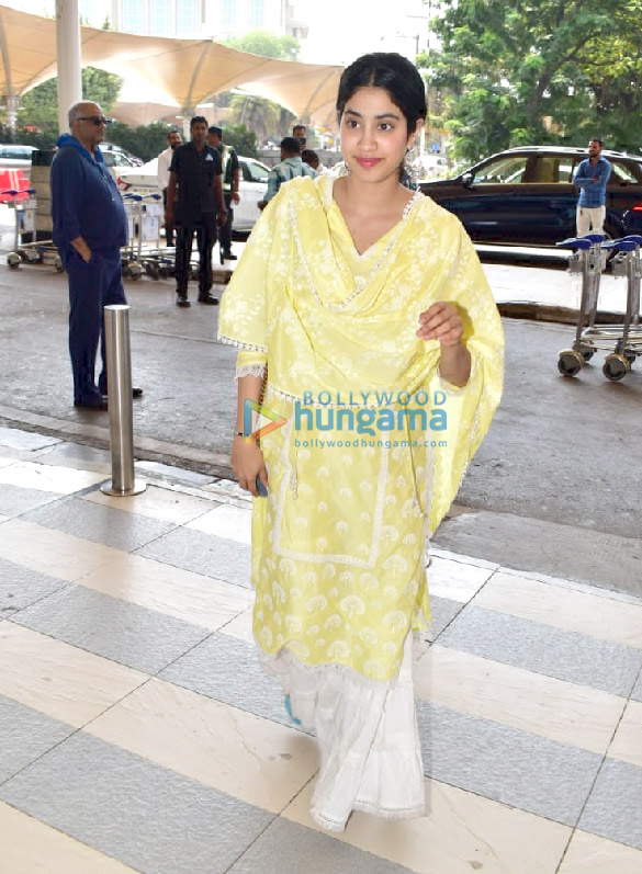 janhvi kapoor boney kapoor karisma kapoor and others snapped at the airport 3