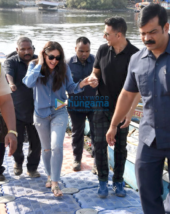 kareena kapoor khan and akshay kumar snapped at the versova jetty 1