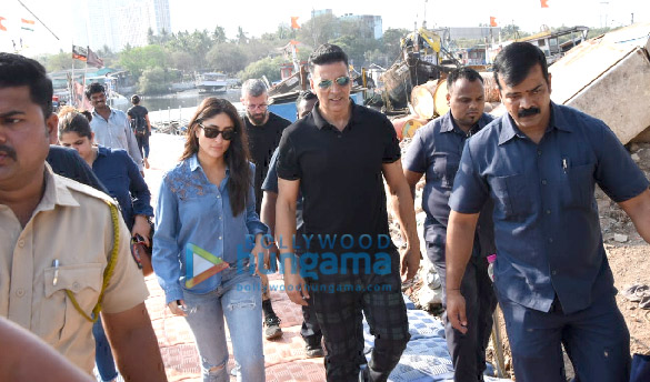 kareena kapoor khan and akshay kumar snapped at the versova jetty 6