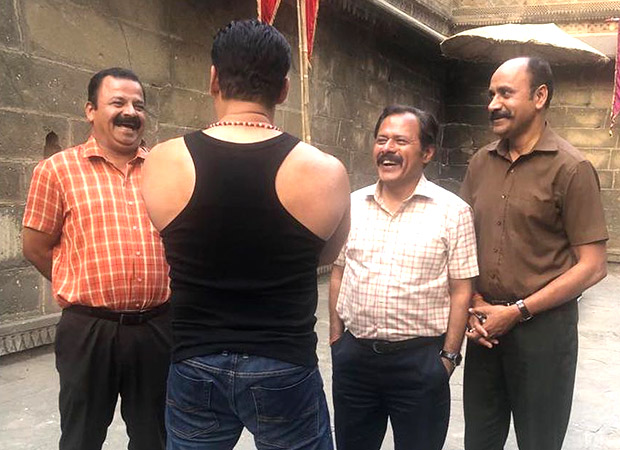 Kick start your weekend with this picture of Salman Khan reuniting with his sub-inspectors!