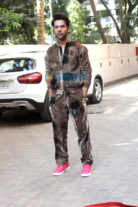 rajkummar rao and ishaan khatter snapped with neha dhupia on the sets of bffs with vogue season 3 1