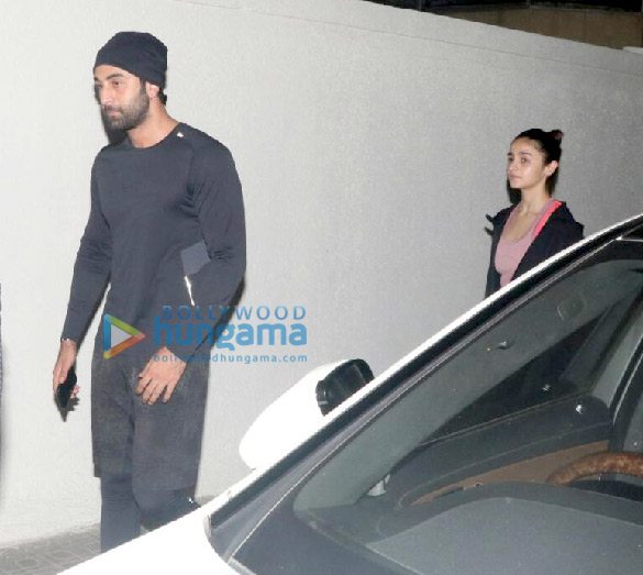 ranbir kapoor and alia bhatt spotted at old dharma office in khar 4