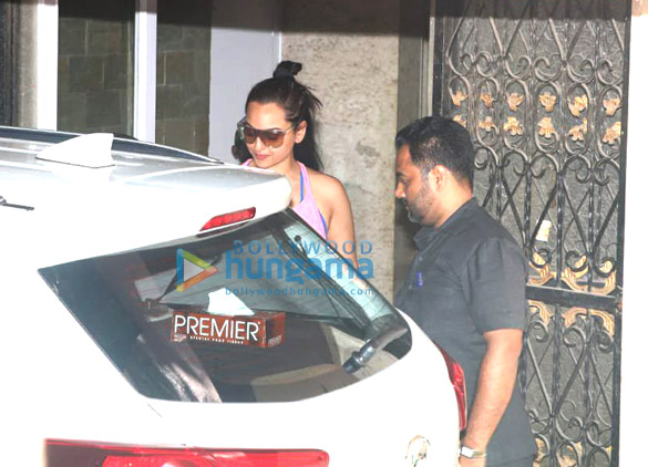 sara ali khan and sonakshi sinha spotted at the gym 1