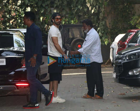 Shahid Kapoor snapped in Bandra Shahid Kapoor snapped in Bandra