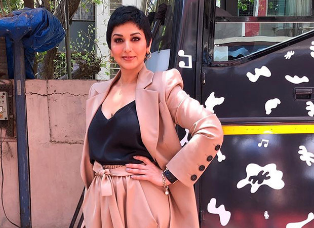 Sonali Bendre looks ethereal as she makes her first TV appearance post her cancer treatment