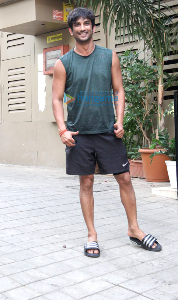 sushant singh rajput snapped in bandra 2 5