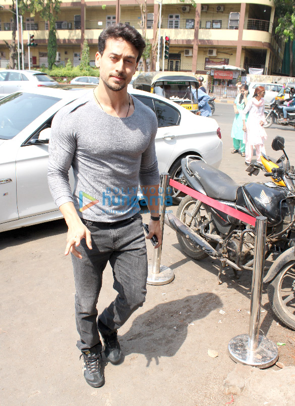 tiger shroff and disha patani snapped at bastian in bandra 1 2