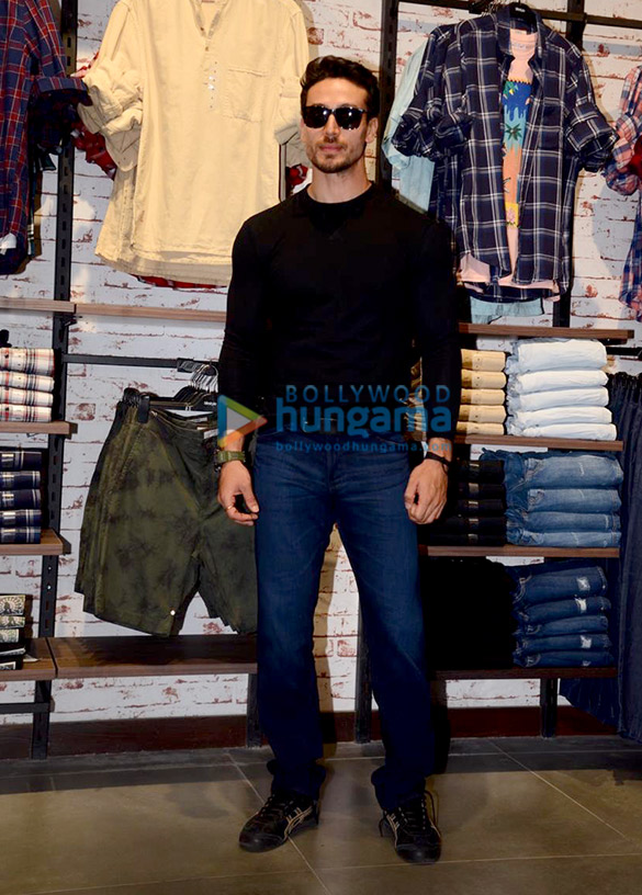 tiger shroff snapped at celebration of lifestyle 5