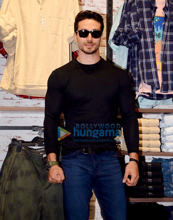 tiger shroff snapped at celebration of lifestyle 6