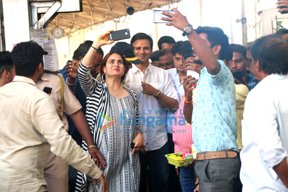 vivek oberoi visits siddhivinayak temple to seek blessings for his film pm narendra modi 1