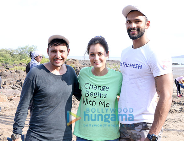 Photos: Afroz Shah and Dia Mirza snapped participating in a beach cleaning drive Photos: Afroz Shah and Dia Mirza snapped participating in a beach cleaning drive