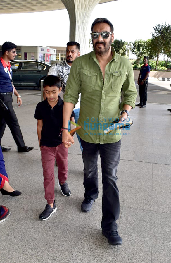 ajay devgn snapped at the airport 1 2