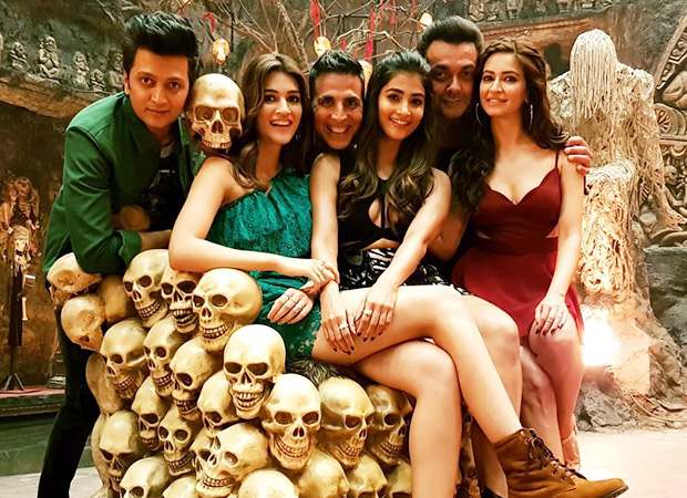 Akshay Kumar shared an exclusive still from Housefull 4 and it has a major GoT reference!