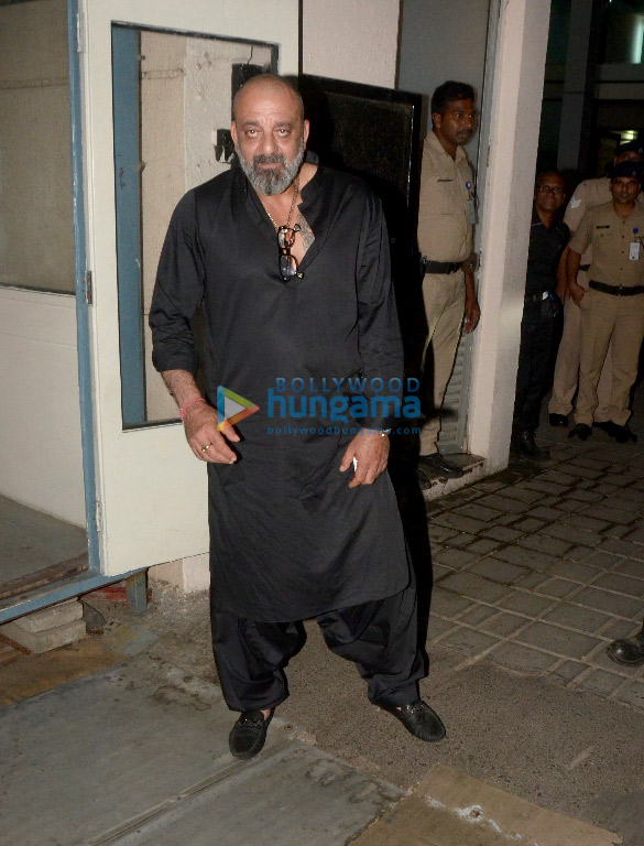 anil kapoor sonam kapoor ahuja sanjay dutt and kiara advani snapped at the airport 2