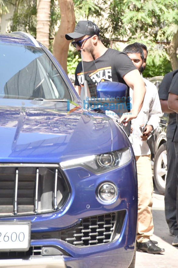 arjun kapoor spotted at aanand l rais office 2
