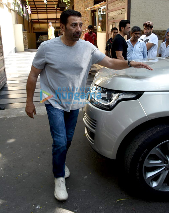 celebs attend veeru devgans funeral 1