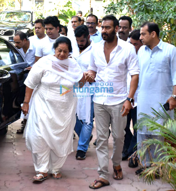 celebs attend prayer meet of ajay devgns father veeru devgan 2