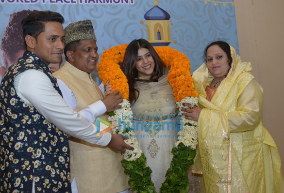 celebs grace shakeel saifis iftar party in delhi 1