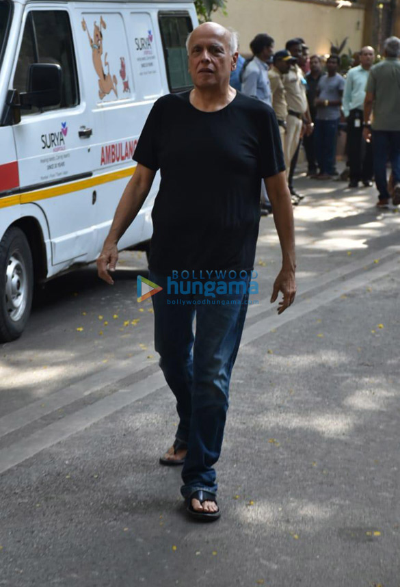 celebs snapped at ajay devgns house arriving to pay their condolence 02