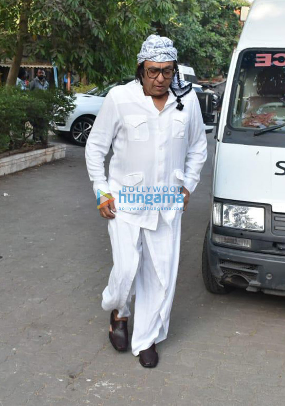 celebs snapped at ajay devgns house arriving to pay their condolence 129