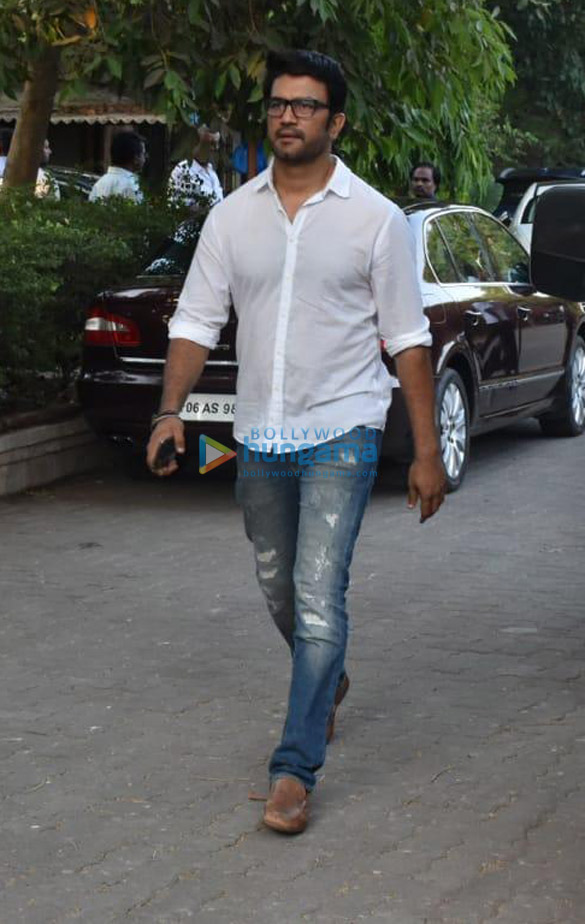 celebs snapped at ajay devgns house arriving to pay their condolence 137