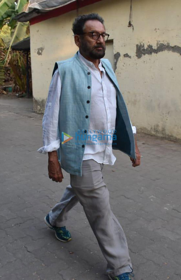 celebs snapped at ajay devgns house arriving to pay their condolence 139