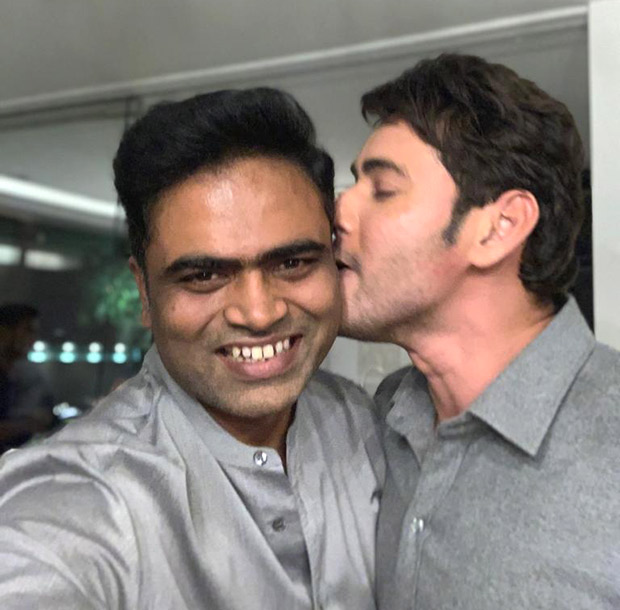 Maharshi: This photo of Mahesh Babu kissing Vamshi Paidipally post the success of his film is breaking the internet! Maharshi: This photo of Mahesh Babu kissing Vamshi Paidipally post the success of his film is breaking the internet!