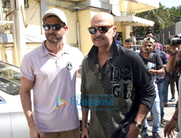 hrithik roshan snapped with family at pvr juhu 1 2