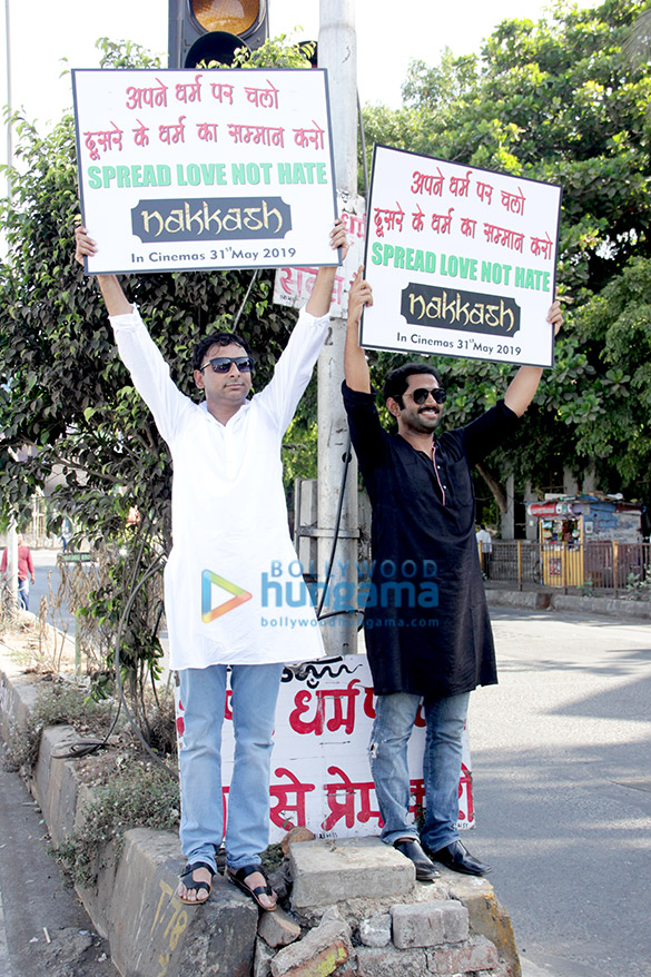 inaamulhaq sharib hashmi promote nakkash on cycle in mumbai 3