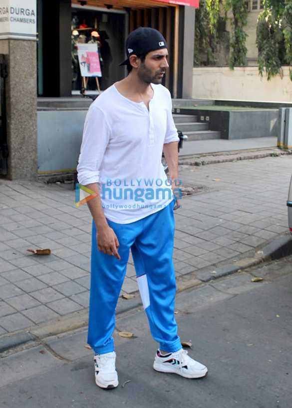 kartik aaryan at vishesh films office 1