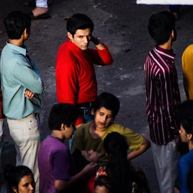 LEAKED PHOTOS: Kartik Aaryan looks handsome in red on the sets of Love Aaj Kal 2 in Mumbai 