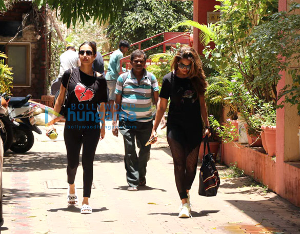 malaika arora and amrita arora spotted after yoga class in bandra 1 2