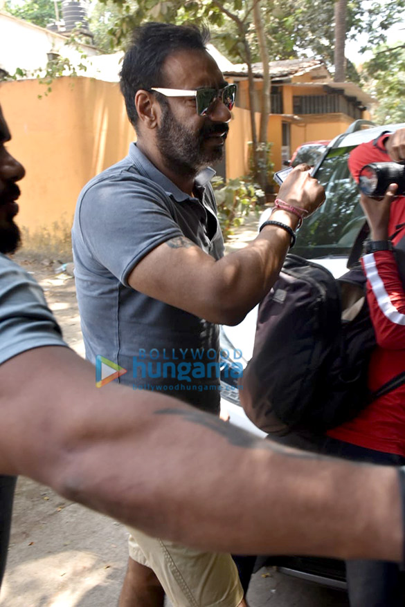 photos ajay devgn and anushka sharma spotted at a clinic in versova 3