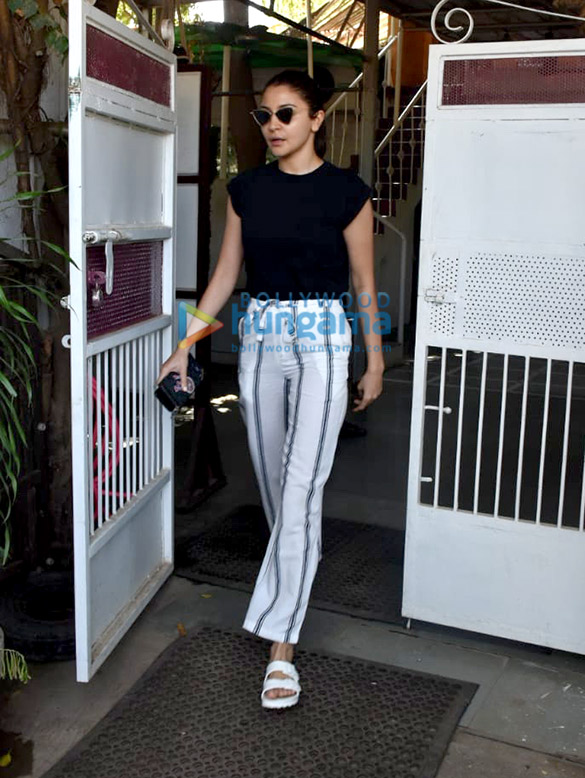 photos ajay devgn and anushka sharma spotted at a clinic in versova 6