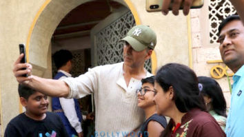 Photos: Akshay Kumar snapped with his family at Bayroute, Juhu