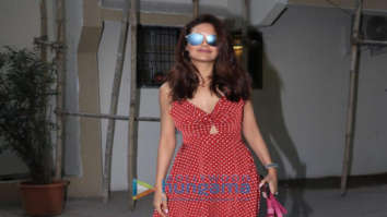 Photos: Esha Gupta snapped at a salon in Juhu