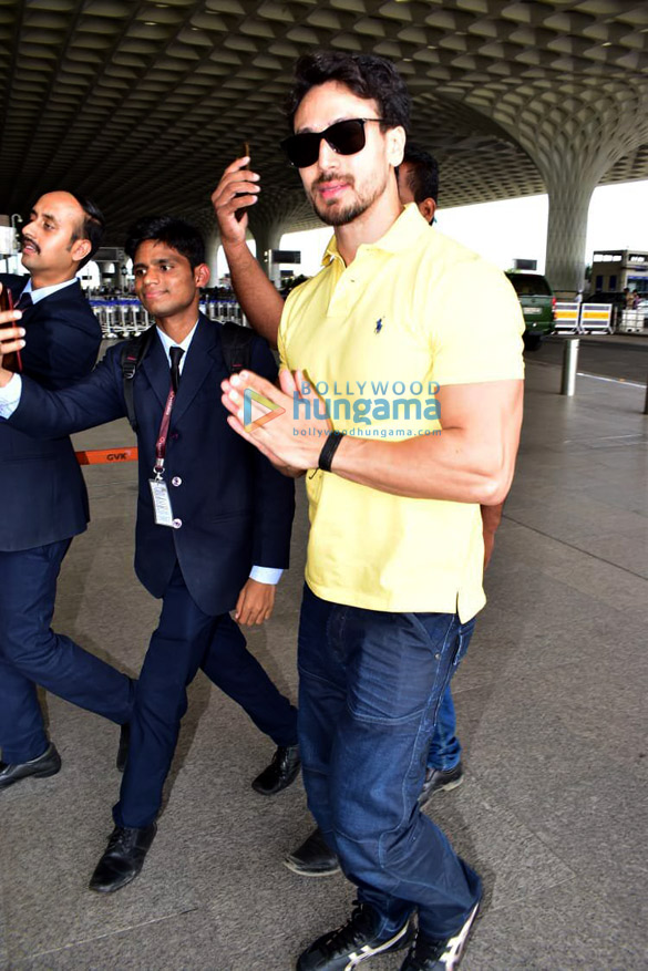 photos kareena kapoor khan saif ali khan vicky kaushal and others snapped at the airport1 1