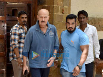 Photos: Rakesh Roshan, John Abraham and Vatsal Sheth at Ajay Devgn's house