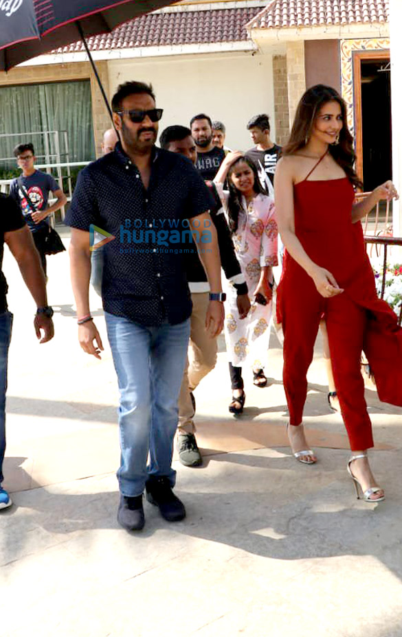 photos rakul preet singh and ajay devgn snapped in juhu 3