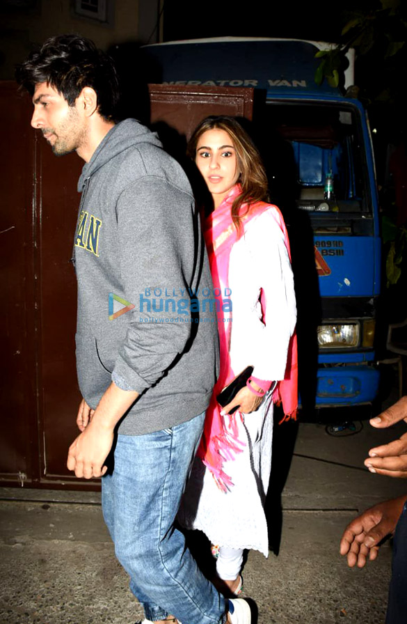 photos sara ali khan kartik aaryan and randeep hooda spotted post shoot in bandra 1