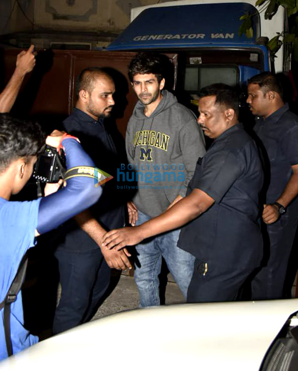 photos sara ali khan kartik aaryan and randeep hooda spotted post shoot in bandra 4