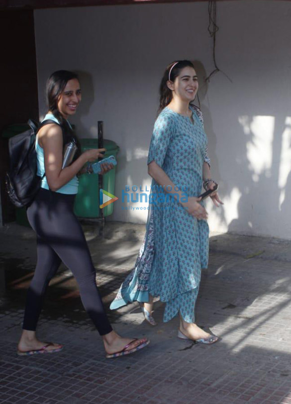 photos sara ali khan and khushi kapoor snapped outside the gym 2