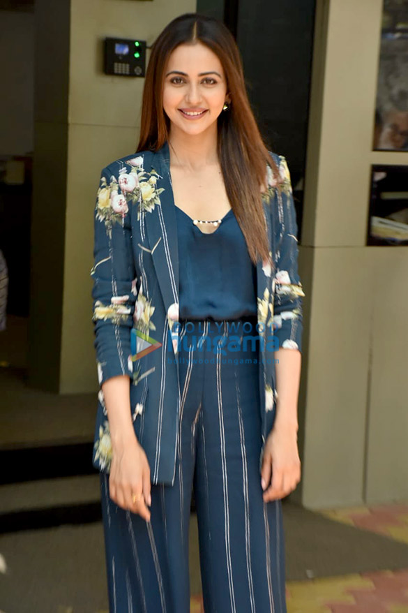 rakul preet singh snapped at zee etc office in andheri 3