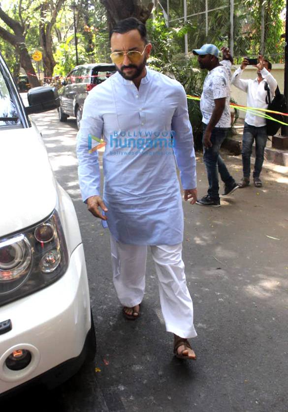 saif ali khan and bhushan kumar at ajay devgns house 2